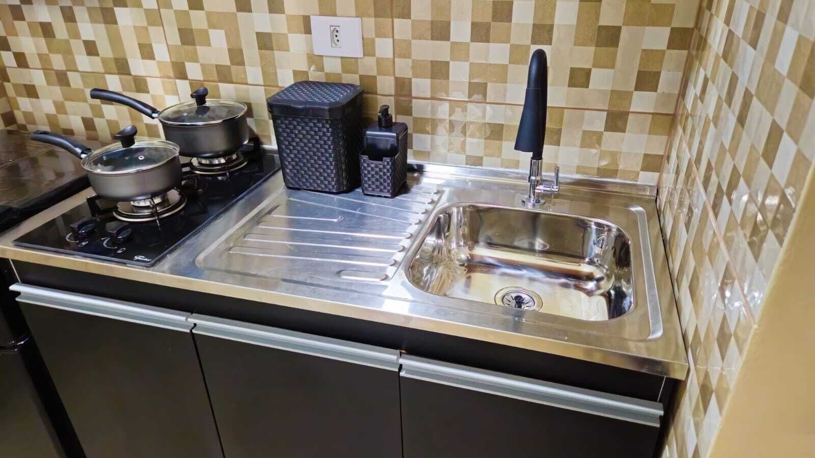 Quarto casal conforto, 1 cama Queen, cozinha, vista para o jardim | Cozinha privada | Frigobar, micro-ondas, cooktop, talheres/pratos/utensílios de cozinha