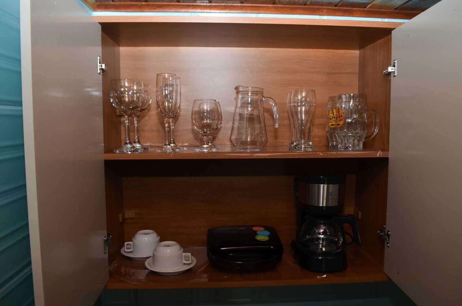 Casa conforto, várias camas, cozinha, vista para o jardim | Cozinha privada | Frigobar, micro-ondas, cooktop, talheres/pratos/utensílios de cozinha