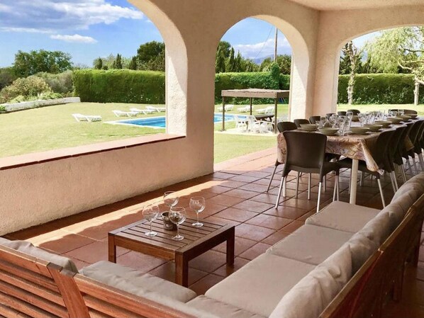 Outdoor dining - Villa with Private Pool and Wi-Fi, Mont-roig del Camp (Mont-roig del Camp)