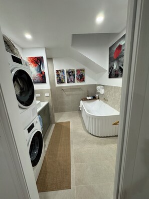 Secador de pelo, bidé, toallas y jabón