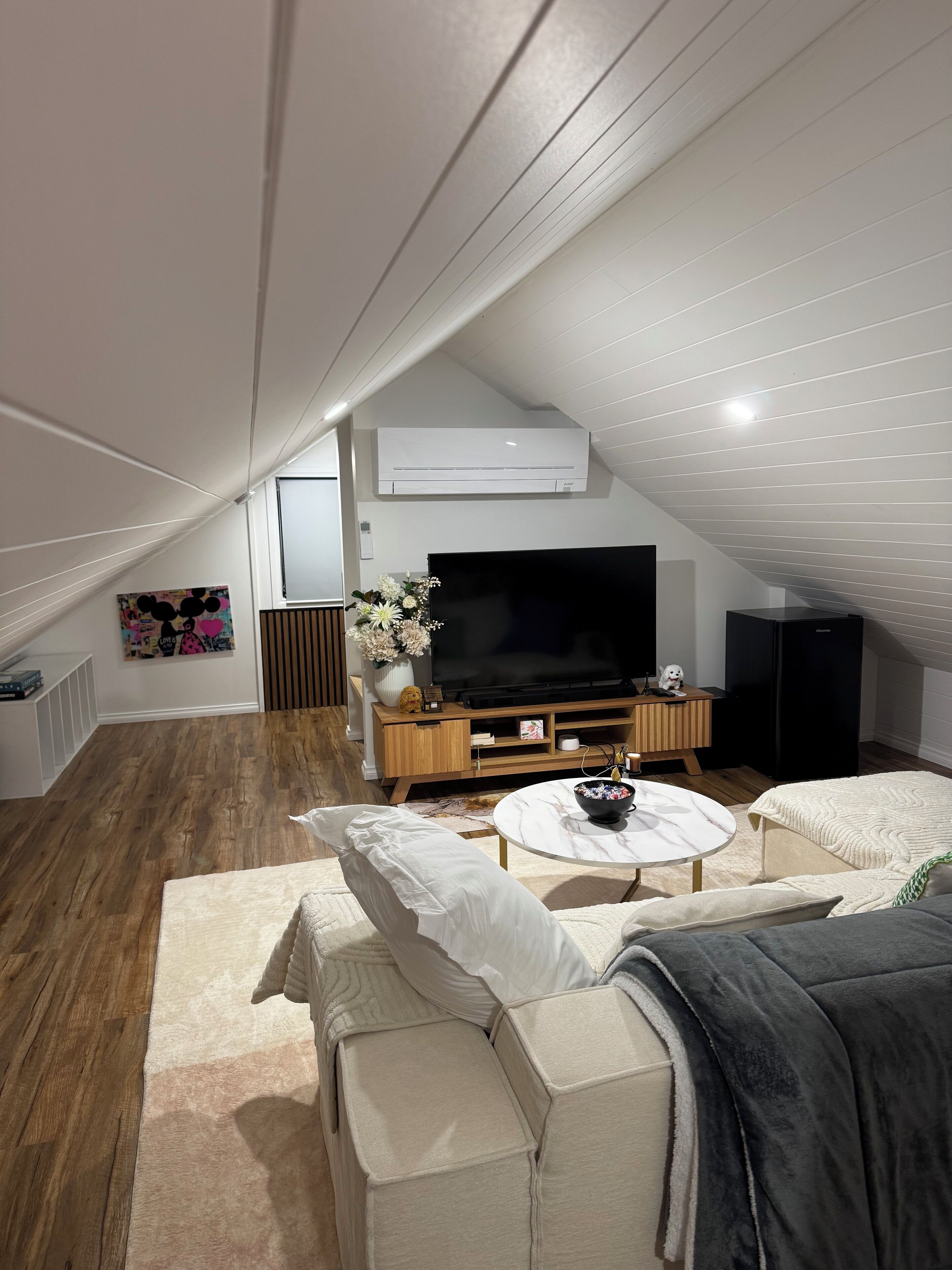 Una Smart TV, una chimenea, una biblioteca de música