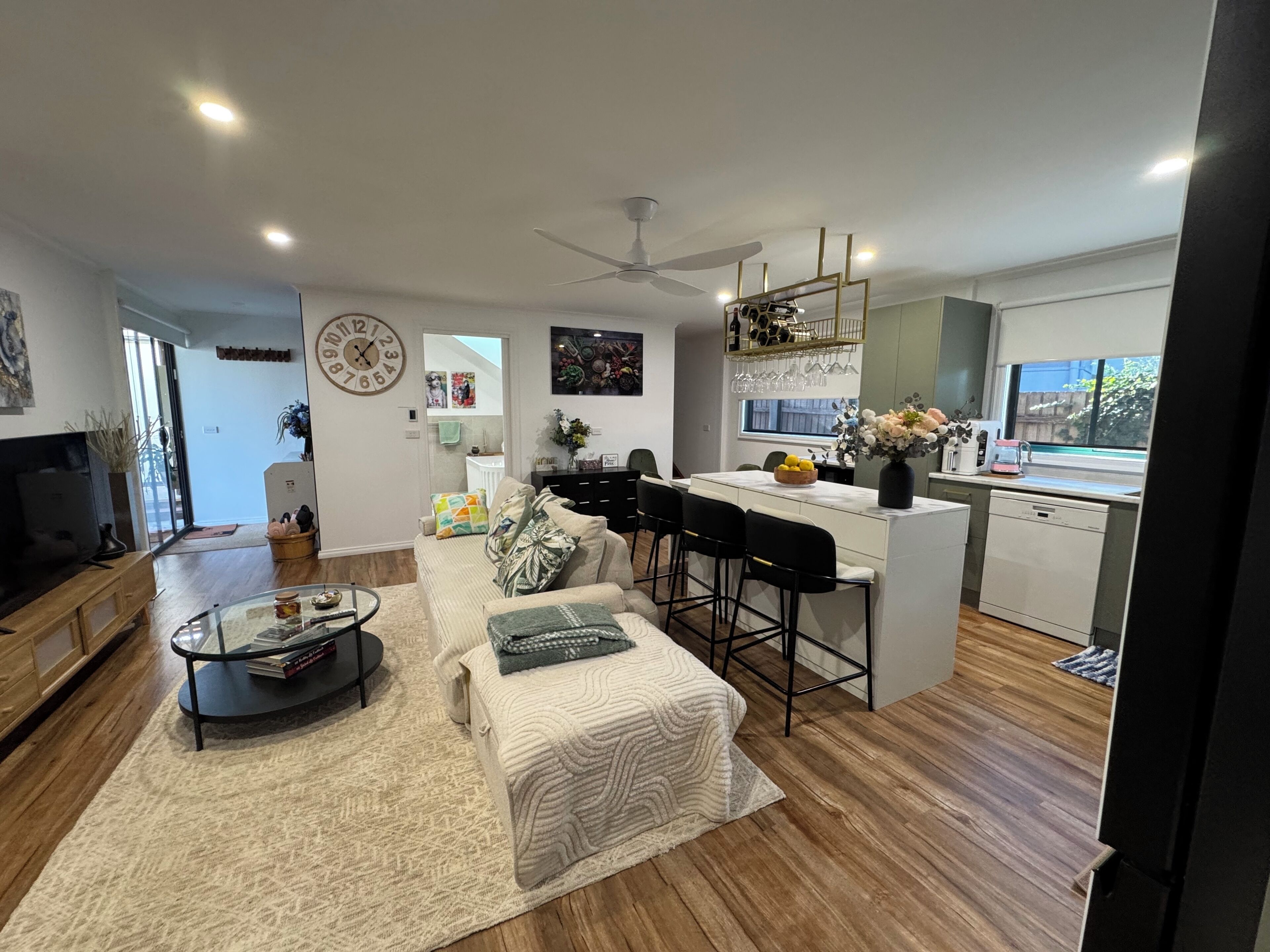 Smart TV, fireplace