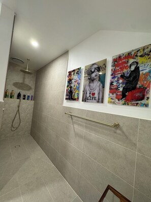 Secadora de cabello, bidet, toallas, jabón 