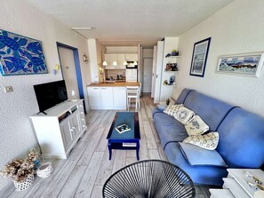 TV - T2 Cabin with Pool and Parking, Pets allowed (Cap d'Agde)