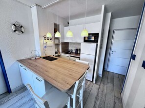 Fridge, microwave, oven, stovetop - T2 Cabin with Pool and Parking, Pets allowed (Cap d'Agde)