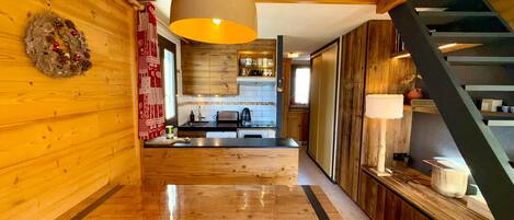 ثلاجة، ميكروويف، غسالة أطباق