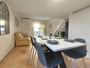 Dining - Air-conditioned villa 2-4 pax with parking (Cap d'Agde)