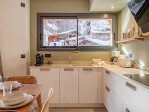 Coffee/tea maker, fridge, microwave, oven - Morzine modern 3-room by the slopes, parking and wifi included (Morzine)