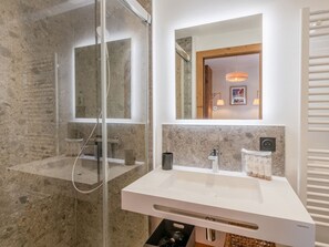 Hair dryer, towels - Morzine modern 3-room by the slopes, parking and wifi included (Morzine)