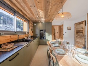 Kylskåp, mikrovågsugn, ugn och diskmaskin