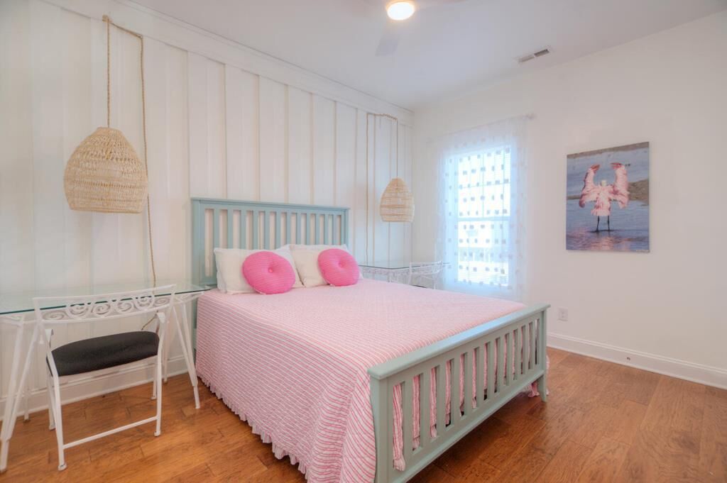 Une chambre à coucher avec un lit, un bureau et une chaise.