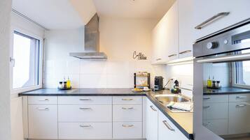 Frigorifero, forno, piano cottura, lavastoviglie