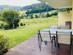 Outdoor dining - Experience the Magic of the Black Forest – Your Private Wellness Retreat (Sankt Blasien)