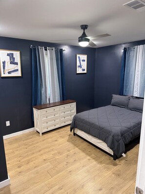 Silitysrauta/-lauta, Wi-Fi, vuodevaatteet