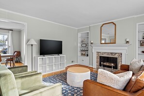 Living area - Ottawa Hills 3bd w Chef's Kitchen, King bd, N64 (Toledo)