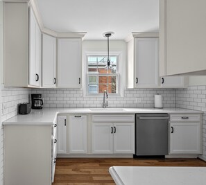 Private kitchen - Ottawa Hills 3bd w Chef's Kitchen, King bd, N64 (Toledo)