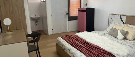 Escritorio y espacio para trabajar con laptop