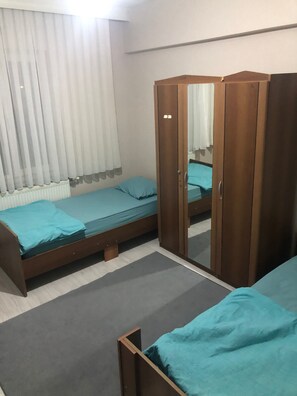 Quarto clássico | Escrivaninha, espaço de trabalho para notebook, Wi-Fi de cortesia