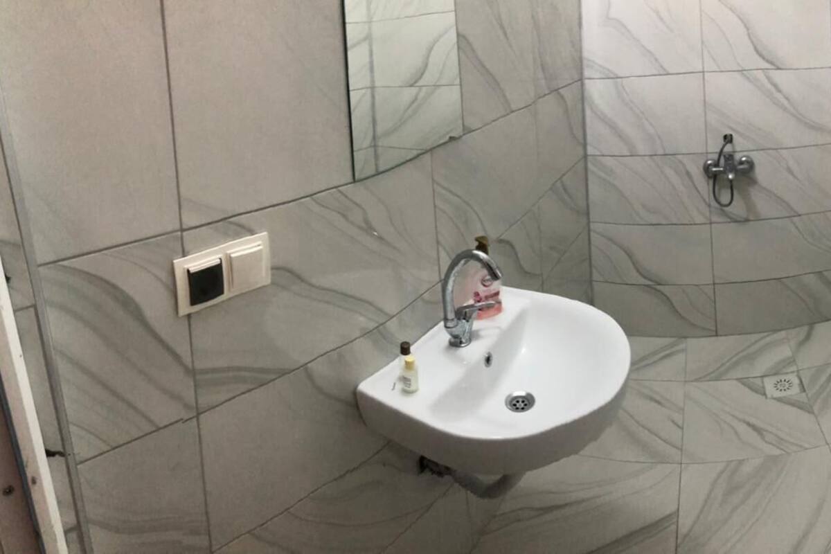 Towels, soap, shampoo, toilet paper