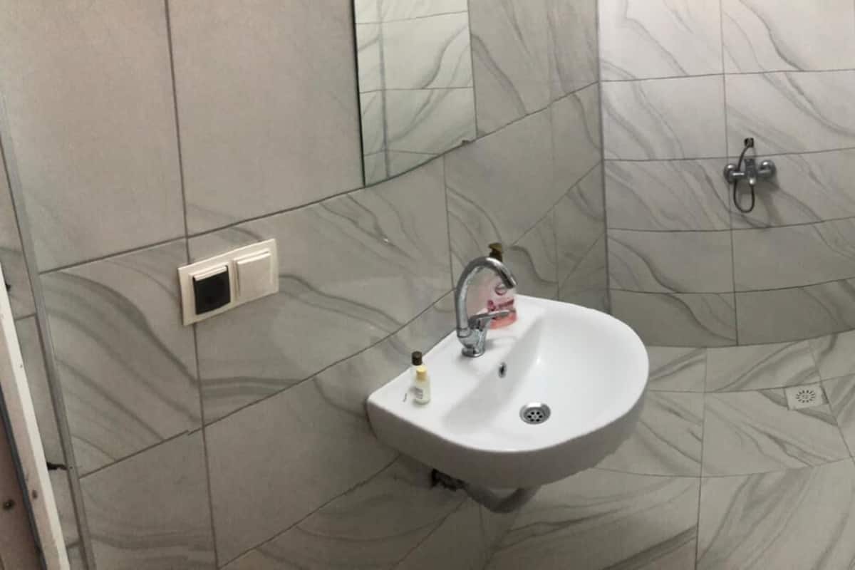 Towels, soap, shampoo, toilet paper