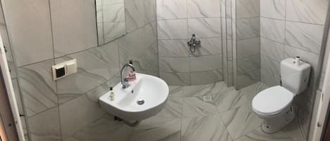 Toalhas de banho, sabonete, shampoo, papel higiênico