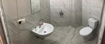 Toallas, jabón, shampoo, papel higiénico