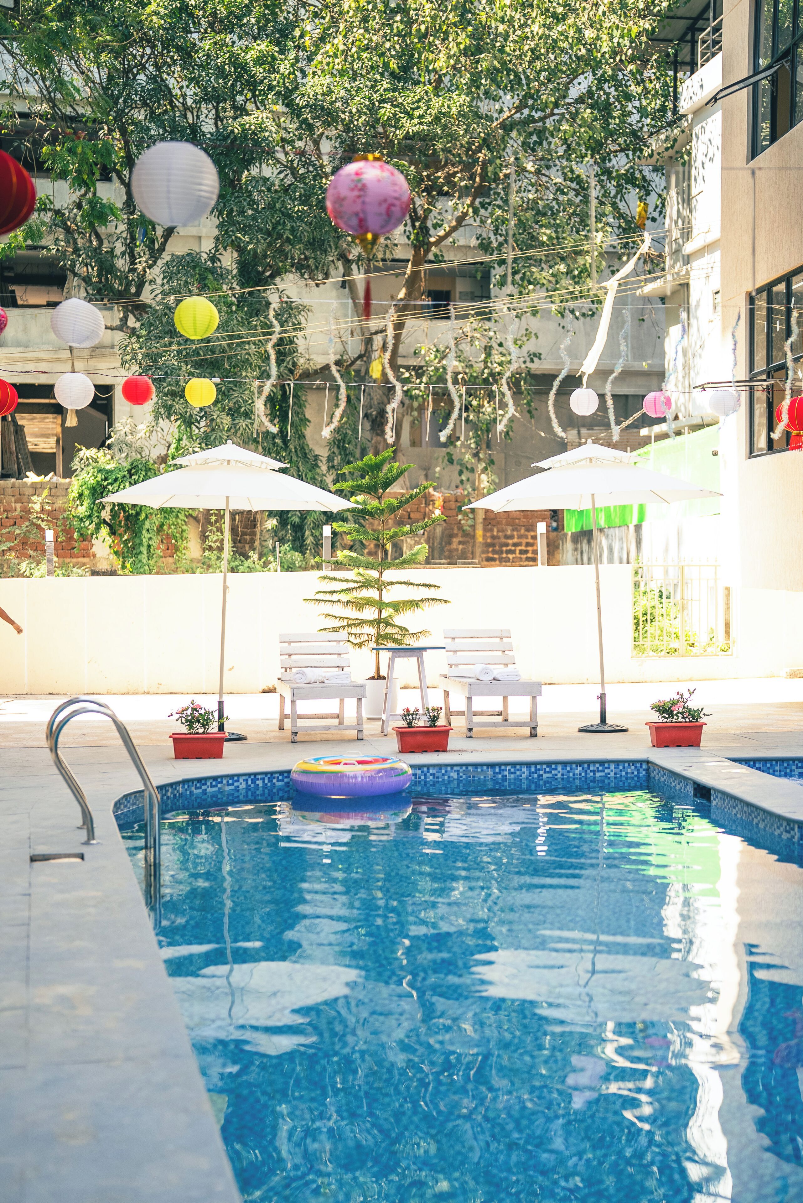 Una piscina al aire libre