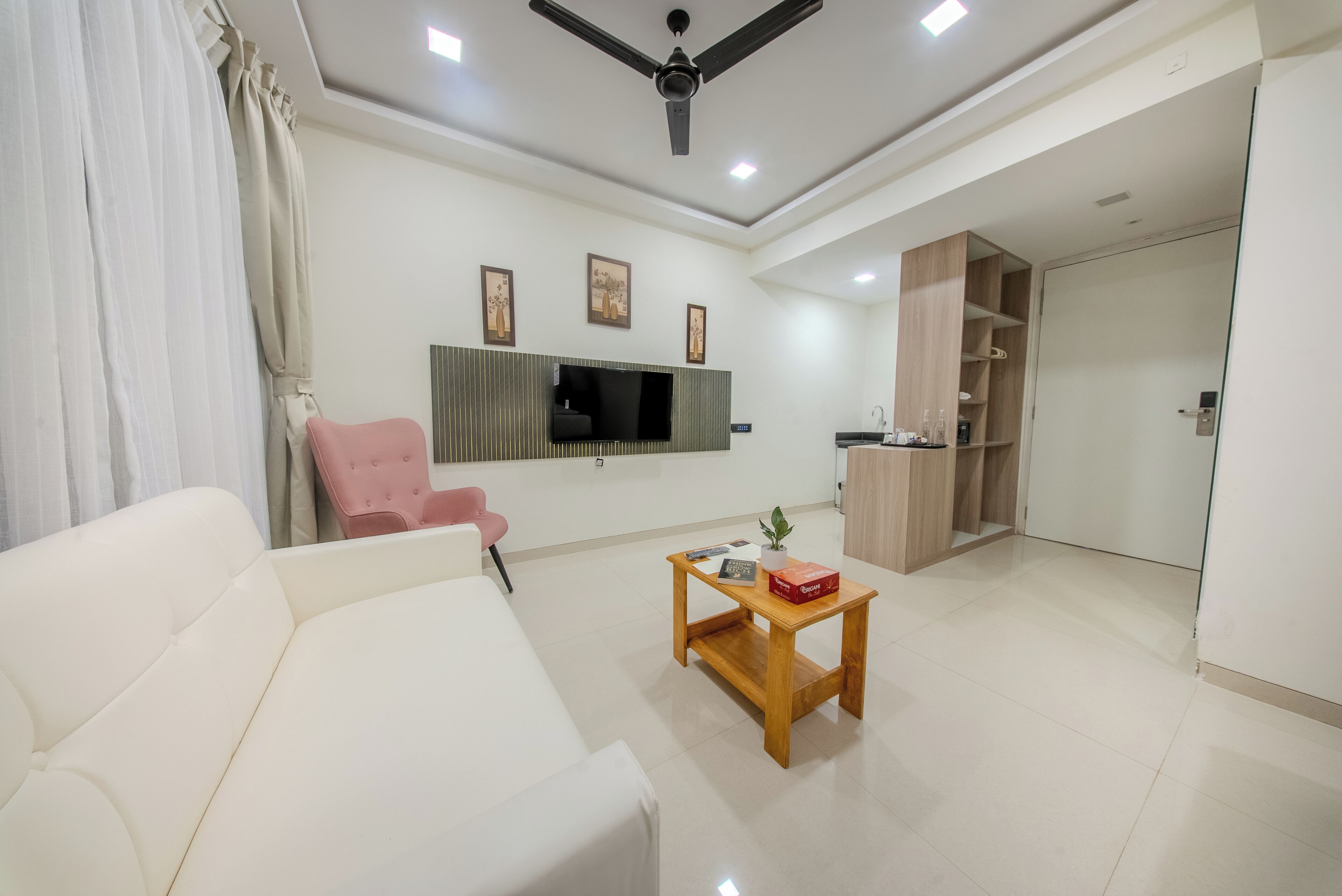 Suite, Balcony | Iron/ironing board, free WiFi