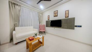 Suite, Balcony | Iron/ironing board, free WiFi