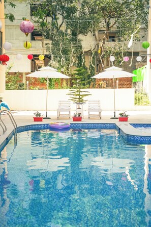 Outdoor pool - La Bela Casa Suites Candolim (Candolim)