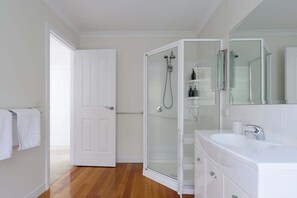 Hair dryer, towels - Steps From The Hospital in Burnie (Burnie City)
