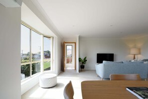 TV - Steps From The Hospital in Burnie (Burnie City)
