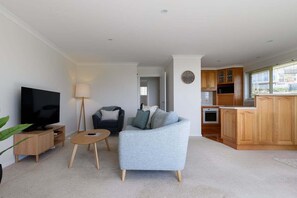 TV - Steps From The Hospital in Burnie (Burnie City)