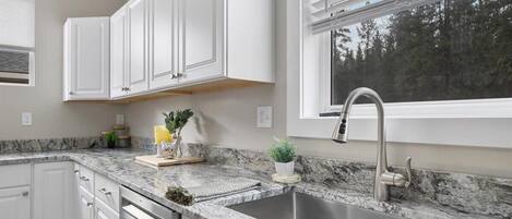 Een microgolfoven, een oven, een kookplaat, een vaatwasser