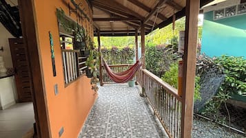 Casa de campo, varanda, vista para o jardim | Terraço/pátio