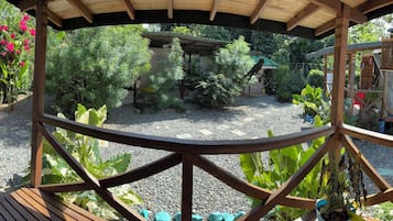 Familien-Ferienhütte, Balkon, Gartenblick | Terrasse/Patio