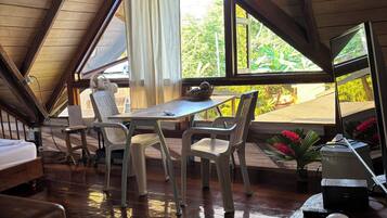 Cottage, patio, vista giardino | Area soggiorno