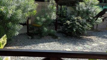 Familie huisje, balkon, uitzicht op tuin | Terras