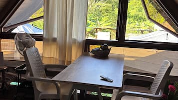 Casa de campo, varanda, vista para o jardim | Área de estar