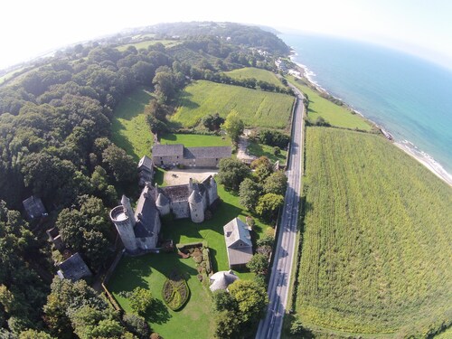 Mill for 2, facing the sea, 300m to the beach and great walks. Next to a castle.