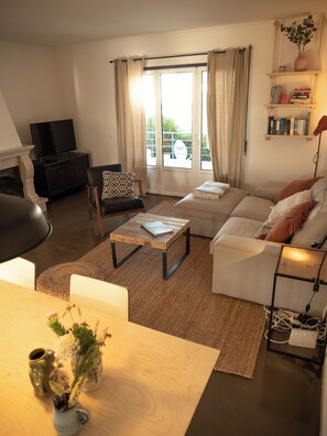 TV, fireplace, table tennis - Pina Hideaway with a sea view rooftop terrace (Aljezur)