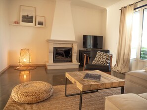 TV, fireplace, table tennis - Pina Hideaway with a sea view rooftop terrace (Aljezur)