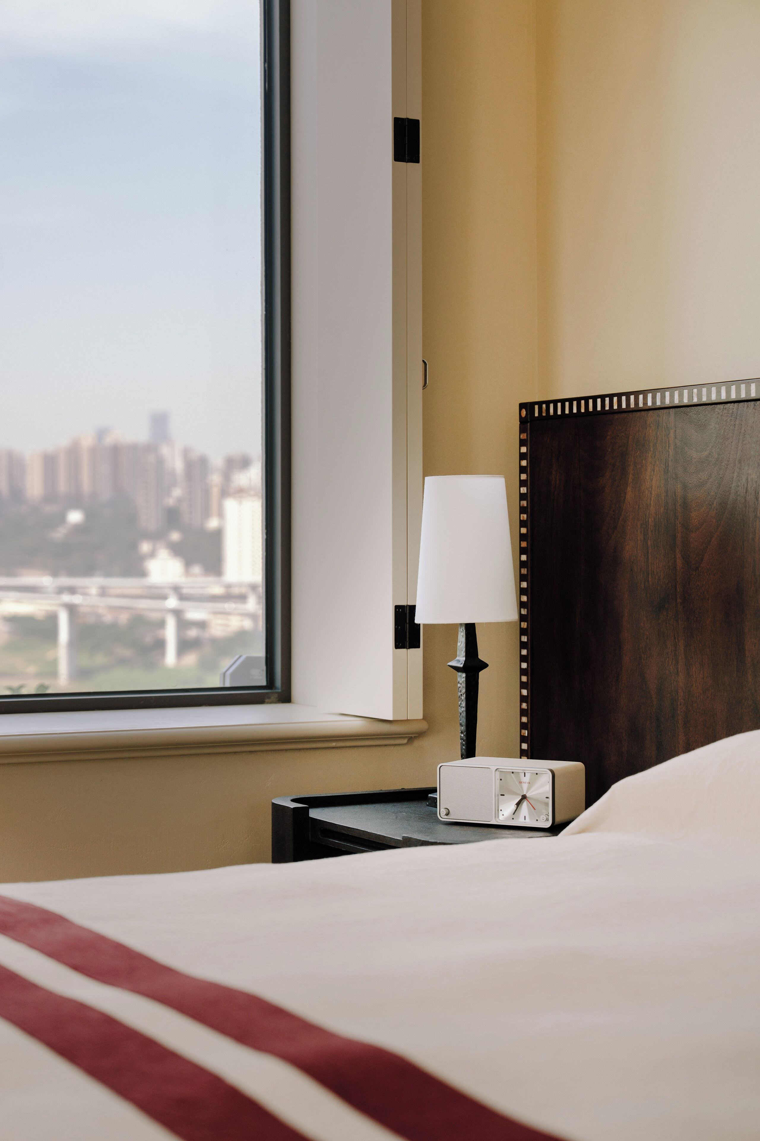 Escritorio, espacio para trabajar con laptop y cortinas blackout 