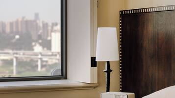 Escritorio, espacio para trabajar con laptop y cortinas blackout