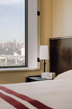 Phòng Suite Cao cấp, quang cảnh thành phố | Bàn, khu vực làm việc phù hợp cho laptop, màn/rèm cản sáng