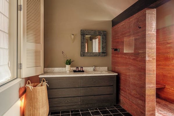 A bathroom with a wooden vanity, a mirror, a sink, and a potted plant. - Sunyata Mountain Alley Chongqing Resort (Chongqing)