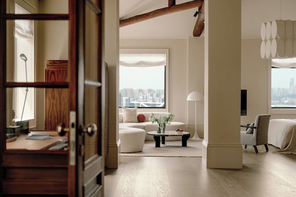A modern living room with a city view, a round coffee table, and a comfortable seating area. - Sunyata Mountain Alley Chongqing Resort (Chongqing)