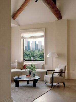 Phòng Suite Senior, quang cảnh thành phố | Bàn, khu vực làm việc phù hợp cho laptop, màn/rèm cản sáng 