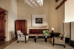 Suite Supérieure, vue ville | Bureau, espace de travail pour ordinateur portable, rideaux occultants