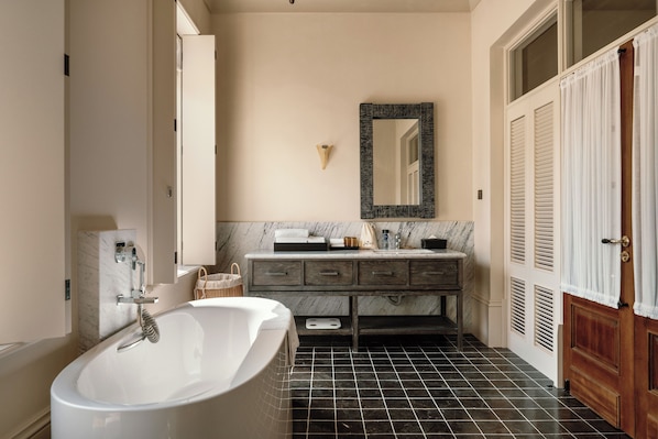 A modern bathroom with a freestanding bathtub, a marble vanity, and a large mirror. - Sunyata Mountain Alley Chongqing Resort (Chongqing)